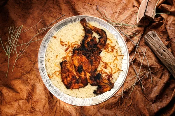 نص حبة دجاج مظبي مع أرز أبيض